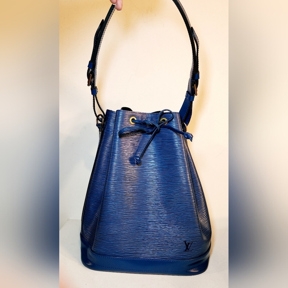 Louis Vuitton Handbags - Louis Vuitton Epi Leather Noé GM Toledo Blue Drawsting Bucket Shoulder Bag